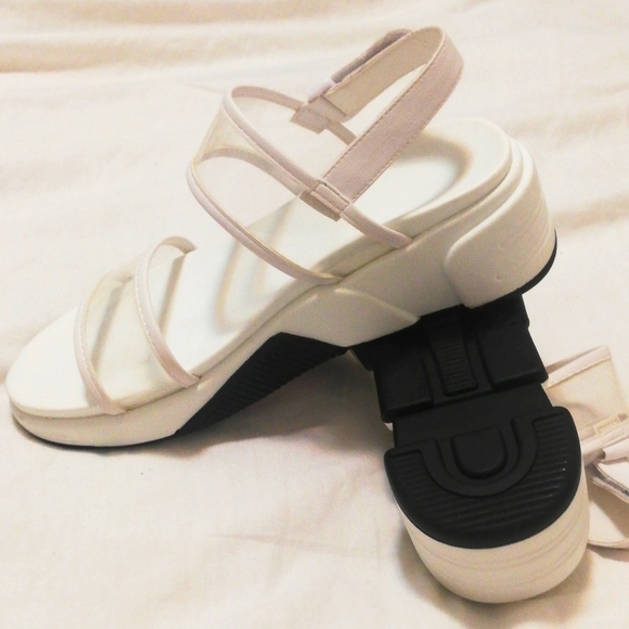 SOLD Bright white & black wedge platform sandal - Picture 3 of 6